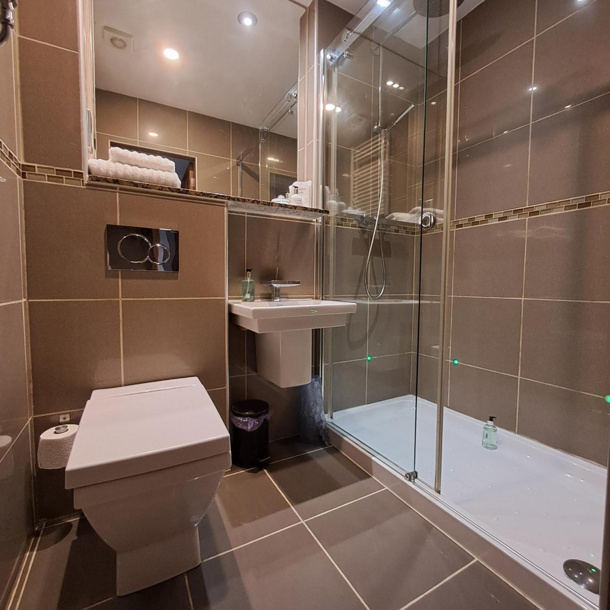 Riverside House Календер Номер фото